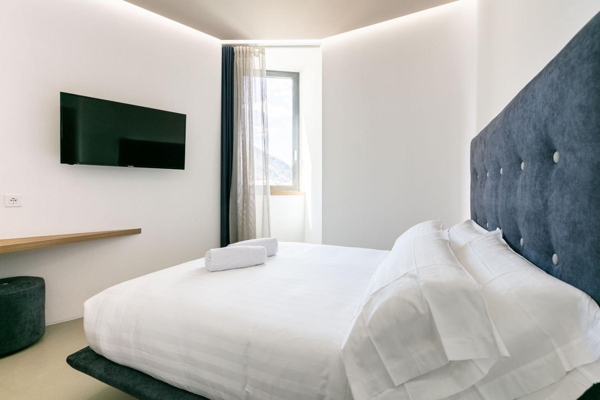 Domus Cavour Rooms&Suites Tirano Pokoj fotografie