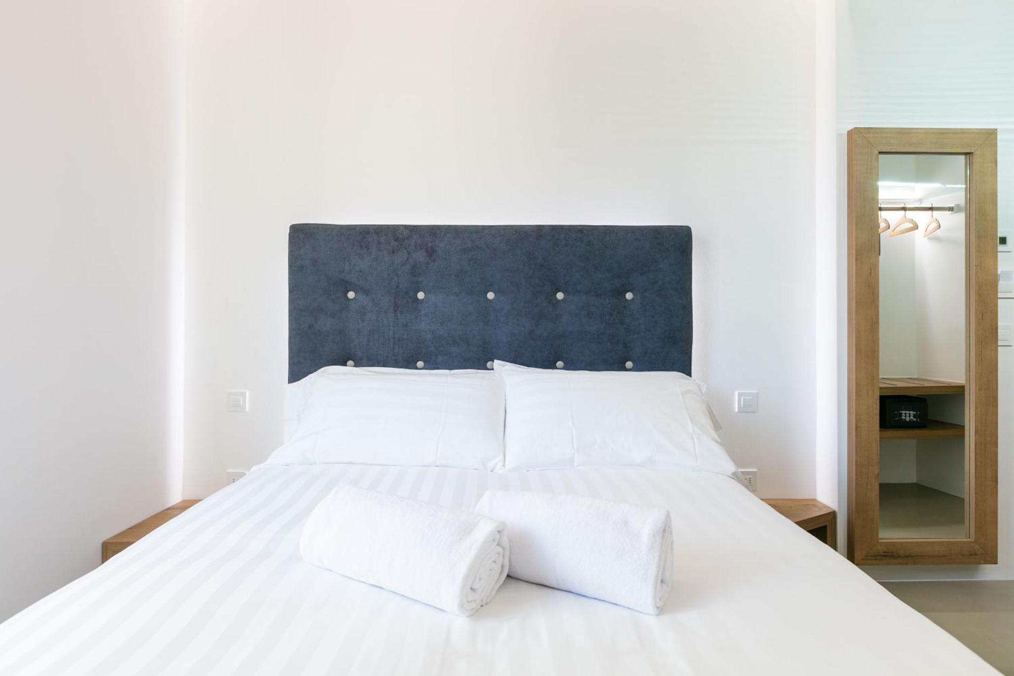 Domus Cavour Rooms&Suites Tirano Pokoj fotografie